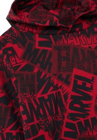 Rode en zwarte hoodie met een herhalend patroon van "Marvel" en grafische elementen, gemaakt van zachte, gestructureerde stof met een capuchon.