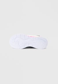 Podeszwa trampków Skechers z białą gumową bazą, teksturowanym bieżnikiem i różowym akcentem. Smukły design o trwałym wykończeniu.