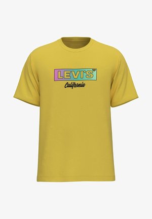 Keltainen lyhythihainen T-paita, jossa on sateenkaaren väriin liukuväri Levi's -logo ja "California"-teksti logon alla edessä.