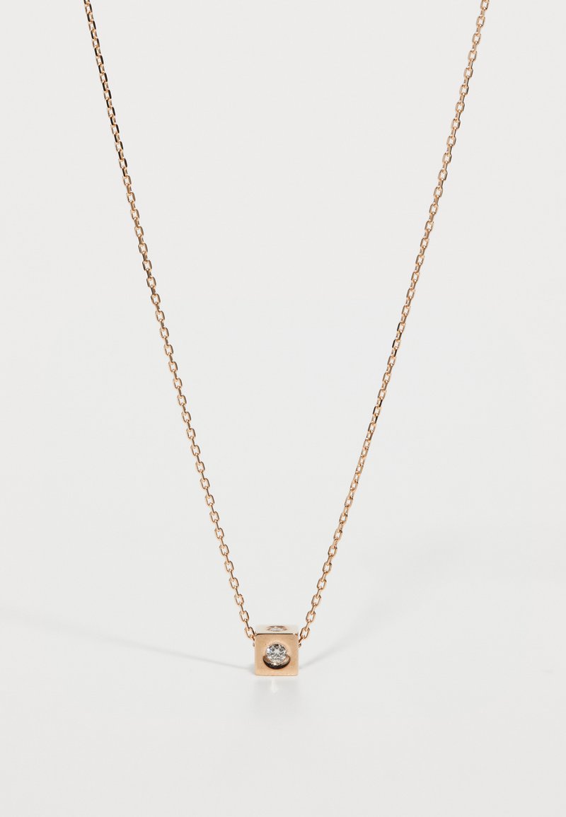 Roosakuldne kaelakee geomeetrilise ruudukujulise ripatsi ja keskel oleva selge kristalliga. Kaelakett koosneb väikestest, omavahel seotud segmentidest, mis lisavad tekstuuri.