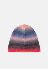 Gorro de punto en colores degradados que pasan de azul a rosa y rojo, con una textura suave y una parte superior redondeada. Sin herrajes visibles.