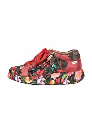 Niskie trampki z czerwonymi sznurowadłami, cholewką z kwiatowego materiału, bocznym zamkiem błyskawicznym oraz wielokolorową, kwiatową podeszwą.