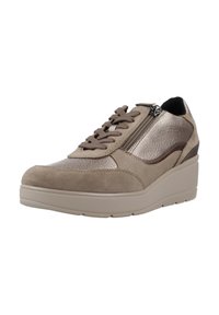 Sneaker platform beige realizzati in suede e materiale metallico. Caratteristiche includono un design con laccio anteriore e chiusura con zip laterale.
