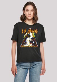 Schwarzes Baumwoll-T-Shirt mit buntem Def Leppard-Graphic in Dreiecksdesign, mit fetter Schrift und einem abgetragenen Textur.