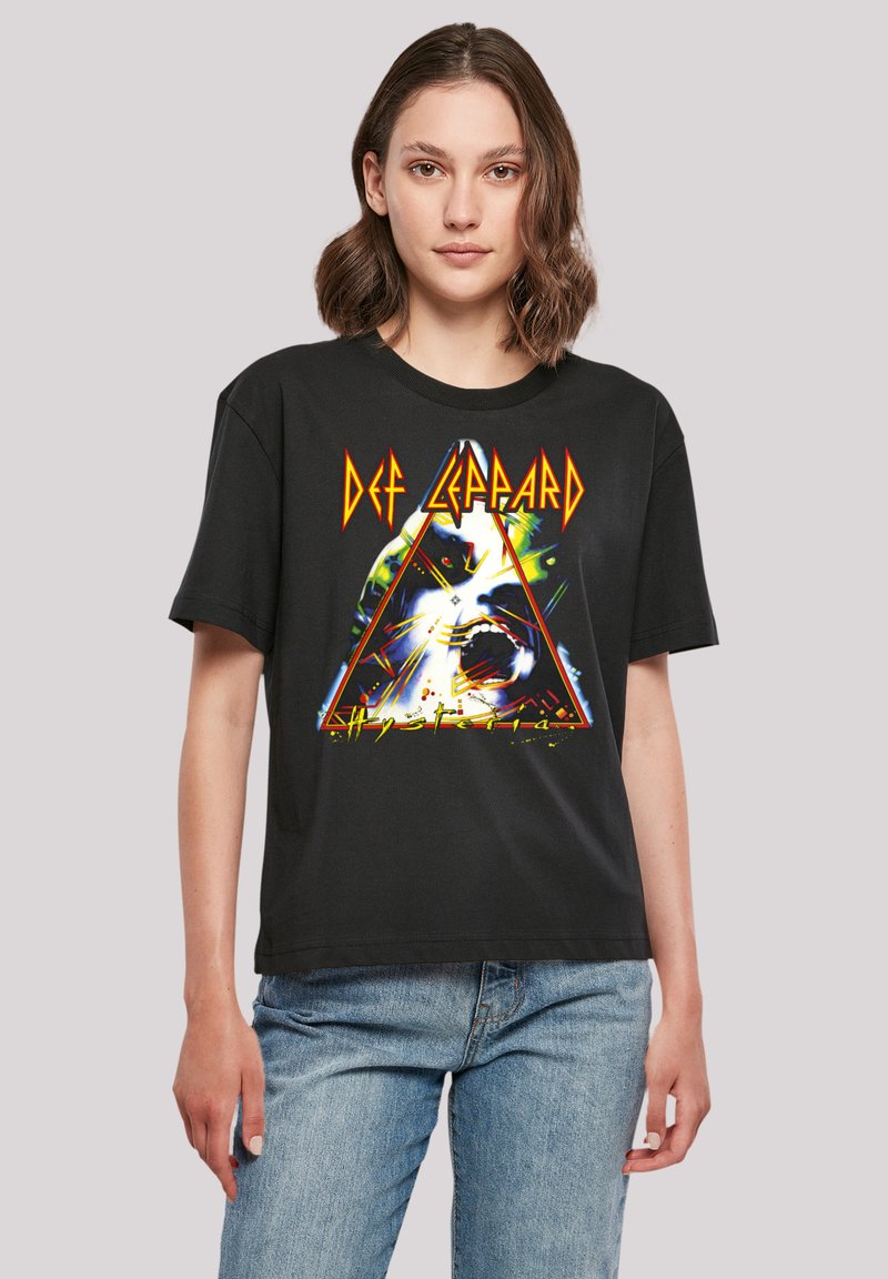 Schwarzes Baumwoll-T-Shirt mit buntem Def Leppard-Graphic in Dreiecksdesign, mit fetter Schrift und einem abgetragenen Textur.