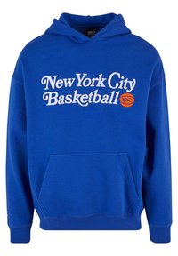Niebieska bluza z kapturem wykonana z mieszanki bawełny, z kieszenią typu kangur, ściągaczami przy rękawach oraz napisem "New York City Basketball" w białym i pomarańczowym kolorze.