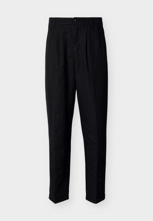 Pantalon noir pour homme, ajusté, avec fermeture à boutons, passants pour ceinture, plis avant, poches latérales et ourlets retroussés.