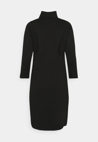 Robe noire à manches longues, longueur genoux, avec un col roulé haut, une taille cintrée et une coupe droite simple.