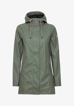 Imperméable vert avec capuche, boutons-pression, cordons ajustables, poches latérales et texture lisse et brillante.