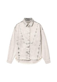 Jasnoszara kurtka dżinsowa z efektem sprania, z zapięciem na guziki, wyraźnym kołnierzem, długimi rękawami, surowym dołem i widocznymi detalami szwów.