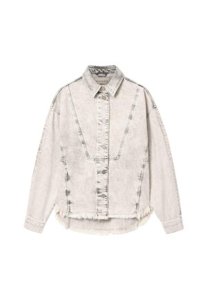 Jasnoszara kurtka dżinsowa z efektem sprania, z zapięciem na guziki, wyraźnym kołnierzem, długimi rękawami, surowym dołem i widocznymi detalami szwów.