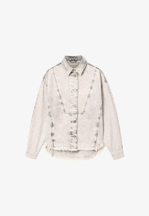 Giacca in denim acid wash grigio chiaro con chiusura a bottoni, colletto a punta, maniche lunghe, orlo grezzo e cuciture visibili.