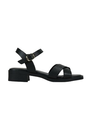 Sandal de cuero negro con tiras entrelazadas, hebilla en el tobillo, acabado texturizado y tacón cuadrado para mayor estabilidad. Diseño de suela plana.