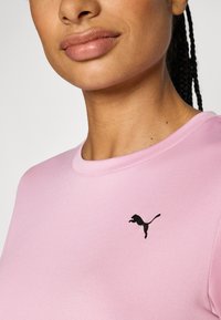 Puma ESSENTIAL CREW TEE - Športne majice - poised pink