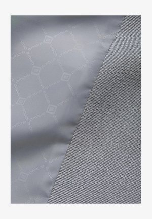 Grauer Stoff mit zwei Texturen: glatt mit einem Muster von "Ombre"-Logos und einer gewebten, strukturierten Oberfläche.