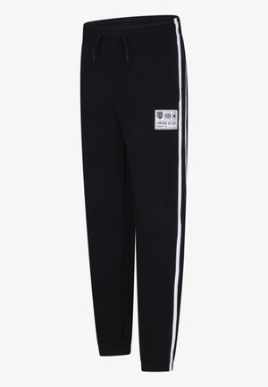 Pantalon de survêtement noir avec des bandes latérales blanches, taille élastique avec cordon de serrage, et un patch logo Converse APL Dept. sur la cuisse.