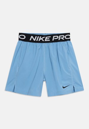Világoskék Nike Pro sport rövidnadrág fekete elasztikus derékrésszel, amelyen fehér "NIKE PRO" felirat és fekete Nike logó található a bal lábon.