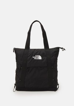 Zwarte tote bag van nylon, met een rechthoekige vorm, dubbele handgrepen bovenaan, logo aan de voorkant en zijtrekkoordjes voor uitbereiding.
