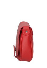 Borsa a tracolla rossa in pelle con texture liscia, forma rettangolare e chiusura a pattina con bottone a scatto in argento.