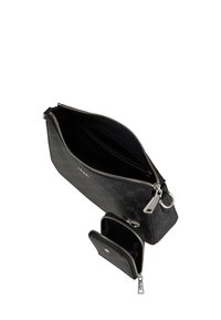 Borsa nera in materiale sintetico con superficie testurizzata, dotata di chiusura a zip e di una pochette più piccola e staccabile. L'interno è liscio e senza decorazioni.