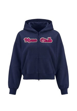 Sweat à capuche zippé bleu marine avec une capuche, des poches avant, des poignets et un ourlet côtelés, et un texte brodé rose "Mymo Club" sur la poitrine.