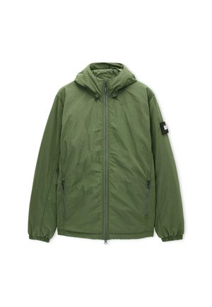 Chaqueta ligera verde con capucha, cremallera frontal y puños elásticos. Presenta un acabado texturizado y un pequeño parche de marca negra en la manga.