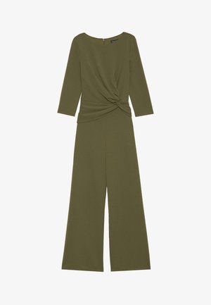 Alyvuogių spalvos džinsai, pagaminti iš minkštos medžiagos, su apykakle, pasukta mazgu ties juosmeniu, trijų ketvirčių rankovėmis ir plačiomis kelnių kelnėmis.