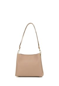 Borsa a mano in pelle beige con una texture liscia, una parte superiore curva, una sola tracolla regolabile e accessori in metallo dorato.
