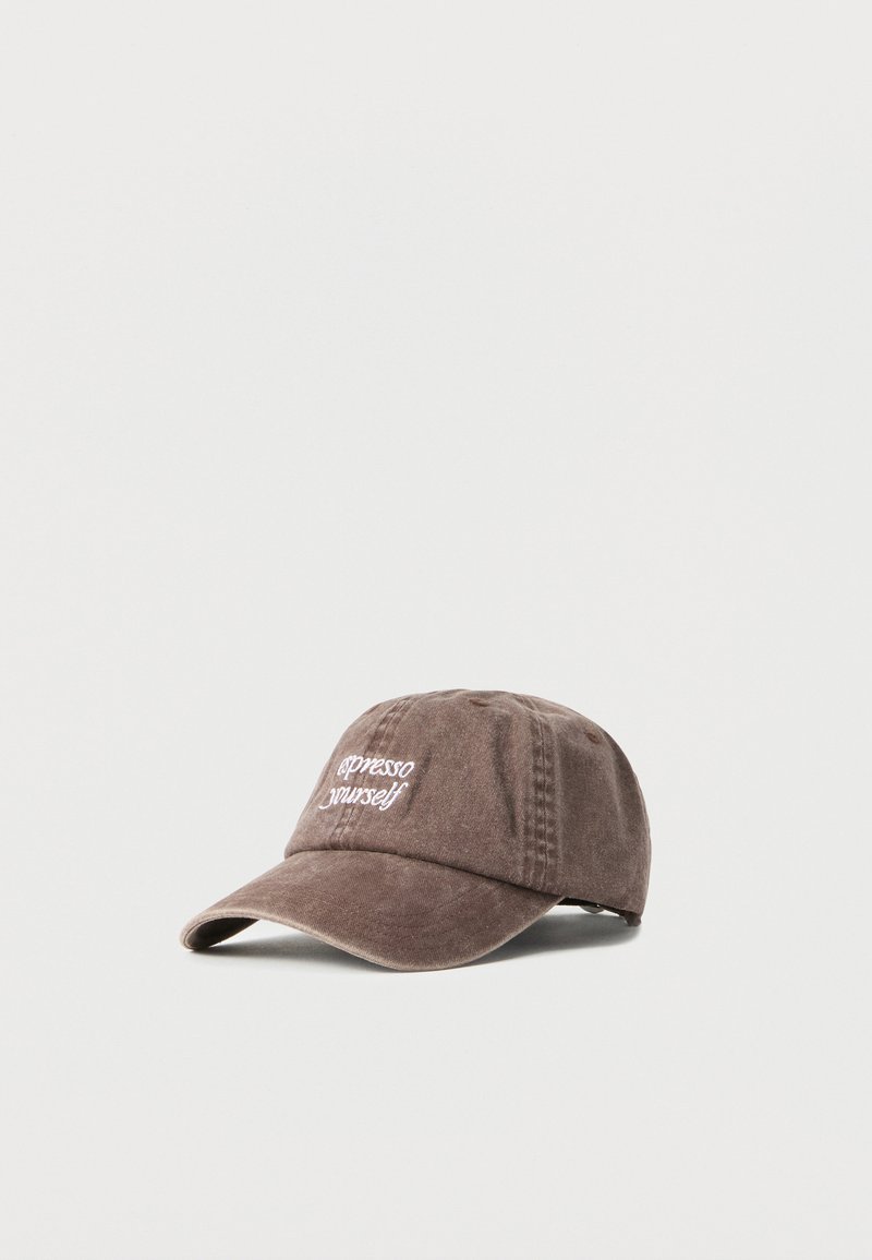 Casquette de baseball en coton marron avec texte brodé blanc "expresso yourself" sur le devant, posée sur un fond clair uni.