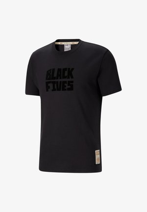 Zwarte korte mouwen t-shirt van katoen, met een gedurfde zwarte "BLACK FIVES" logo op de voorkant en een geweven label aan de zoom.