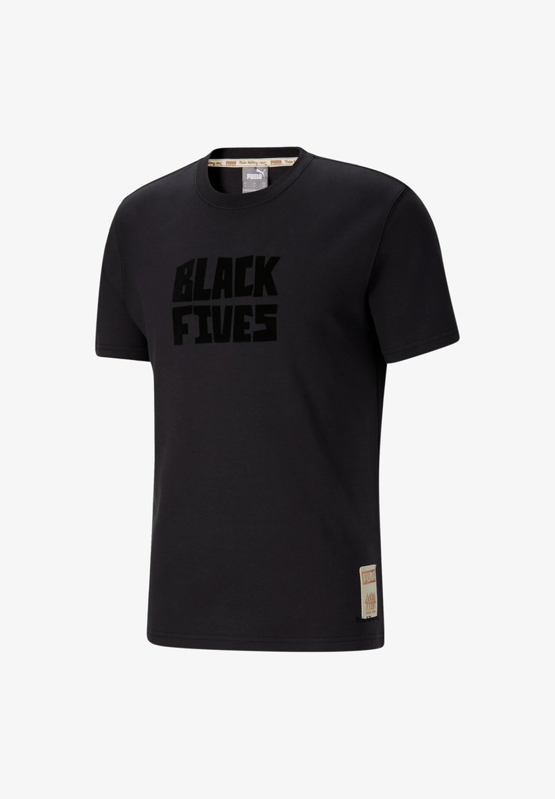 T-shirt noir à manches courtes en coton, avec un logo "BLACK FIVES" en noir audacieux sur le devant et une étiquette tissée sur l'ourlet.