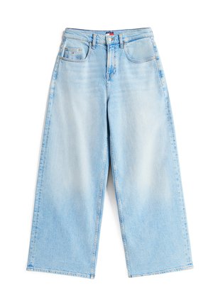 Blugi din denim largi, de culoare albastru deschis, cu efect de spălare estompată, buzunare frontale, bucle pentru curea și un logo mic pe buzunarul mic din dreapta.
