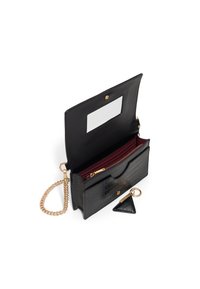 Zwarte krokodillenembossed leren clutch met een gouden kettinghengsel, interne kaartslots en een bijpassende sleutelhanger. Voorzien van een voorklep met drukknoopsluiting.