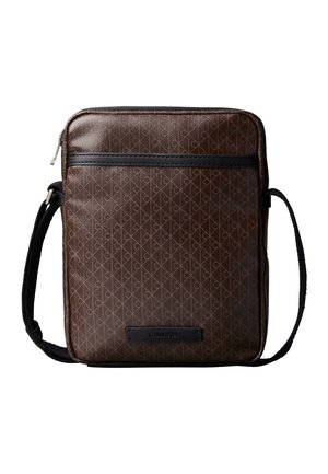 Sac bandoulière marron avec sangle noire, motif subtil, poche zippée à l'avant et petite étiquette de marque rectangulaire.