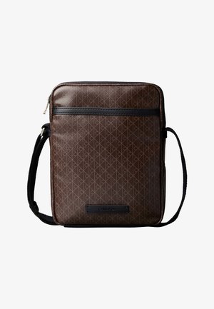 Brun crossbody-veske med svart stropp, subtilt mønster, frontlomme med glidelås og liten rektangulær merkeetikett.