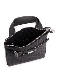 Borsa a tracolla in pelle nera con chiusura a zip, superficie testurizzata, dettagli in acciaio inox e un design con motivo. Cinghia regolabile inclusa.