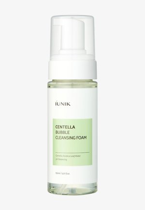 Bottiglia in plastica trasparente di Iunik Centella Bubble Cleansing Foam con pompa bianca ed etichetta verde che mostra i dettagli del prodotto.