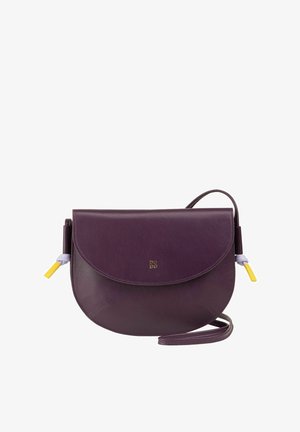 Borsa a tracolla in pelle viola con patta curva, logo oro e accenti di cinturino giallo e lavanda a contrasto. Design compatto e moderno.