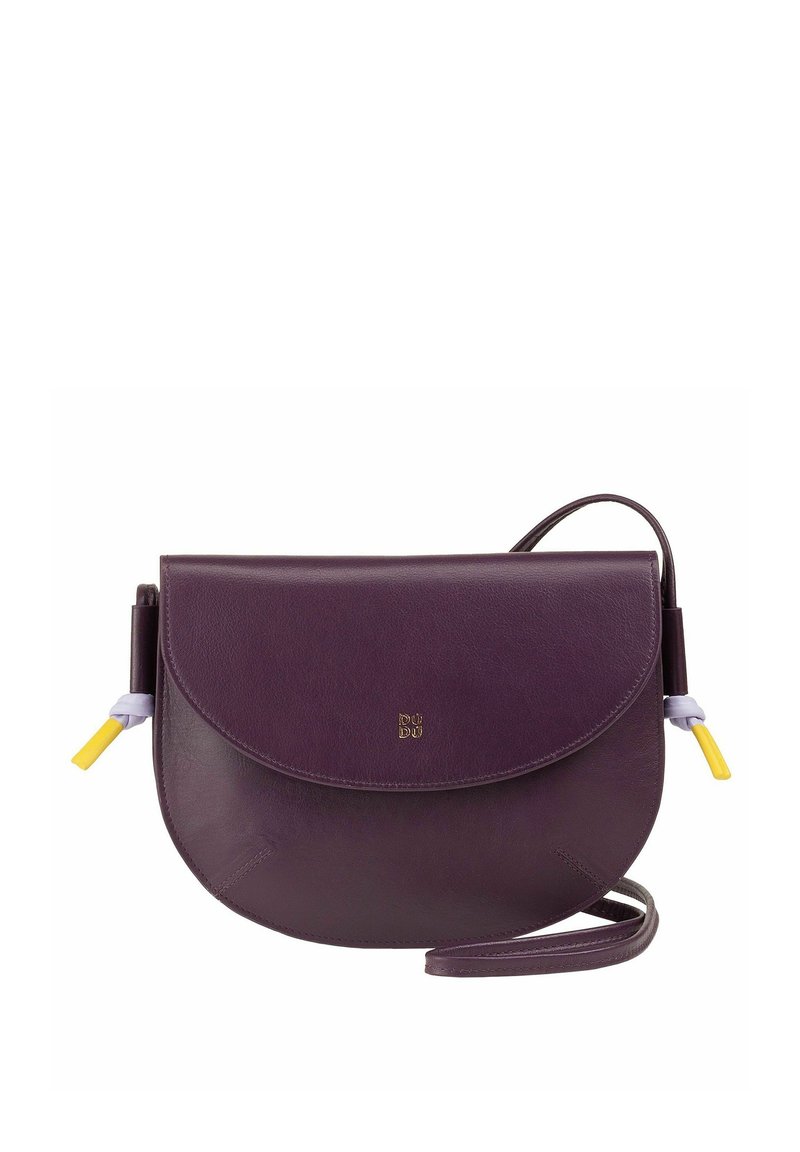 Borsa a tracolla in pelle viola con patta curva, logo oro e accenti di cinturino giallo e lavanda a contrasto. Design compatto e moderno.