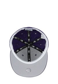 Lila und graue Baseballmütze mit flachem Schirm, mit sichtbaren Innenetiketten und einer kleinen Baseballgrafik auf der Innenseite des Schirms.