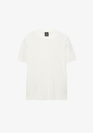 Egyszerű fehér, rövid ujjú pamut póló kerek nyakkivágással és fekete márkajelzéssel a gallér belsejében.