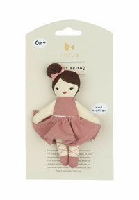 Lalka z tkaniny z brązowym kokiem, w różowej sukience i haftowanymi rysami twarzy. Kartonowe tło z nadrukowanym zaproszeniem do dowiedzenia się więcej.