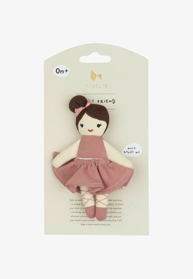 Lalka z tkaniny z brązowym kokiem, w różowej sukience i haftowanymi rysami twarzy. Kartonowe tło z nadrukowanym zaproszeniem do dowiedzenia się więcej.