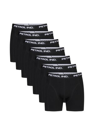 Schwarze Boxershorts mit einem weißen Bund, auf dem "PETROL IND." aufgedruckt ist. Glattes Gewebe mit einem figurbetonten Design, in einer Reihe präsentiert.