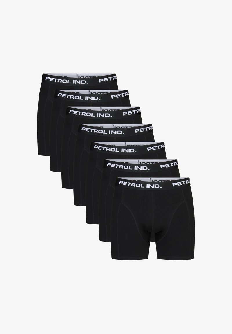 Boxers cortos negros con una cinturilla blanca donde está impreso "PETROL IND." Tejido suave con un diseño ajustado, expuestos en una fila.