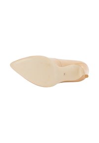 Beige hegyes orrú női magassarkú cipő, amely az aljáról látható, a talpán 38-as méretjelöléssel.