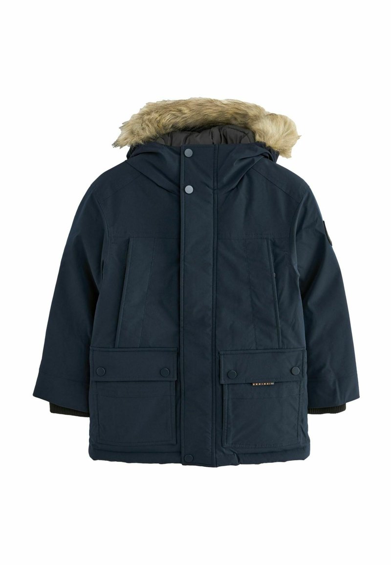 Parka blu navy con rifinitura in pelliccia sintetica sul cappuccio, due grandi tasche frontali, chiusura a bottoni a pressione e tessuto testurizzato per l'isolamento.