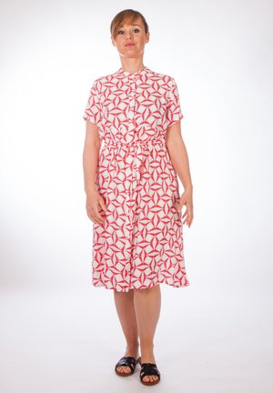 GRAPHISCH GEMUSTERT DURCHGEKNÖFT MIT BINDEGÜRTEL - Shirt dress - rot