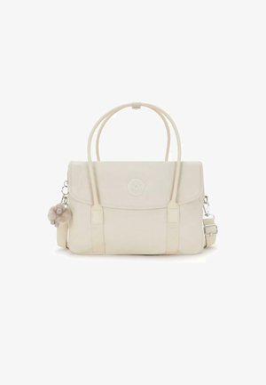 Sac fourre-tout de couleur crème en matériau durable, avec une fermeture à rabat, deux poignées et un accent de porte-clés duveteux.