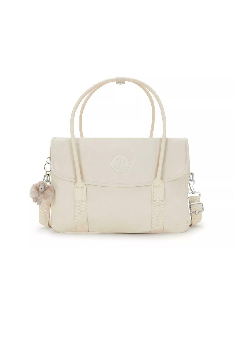 Crèmekleurige tote bag gemaakt van duurzaam materiaal, met een klep sluiting, twee handvatten en een fluffy sleutelhanger accent.